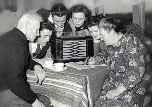 Посидимо, радіо подивимося…